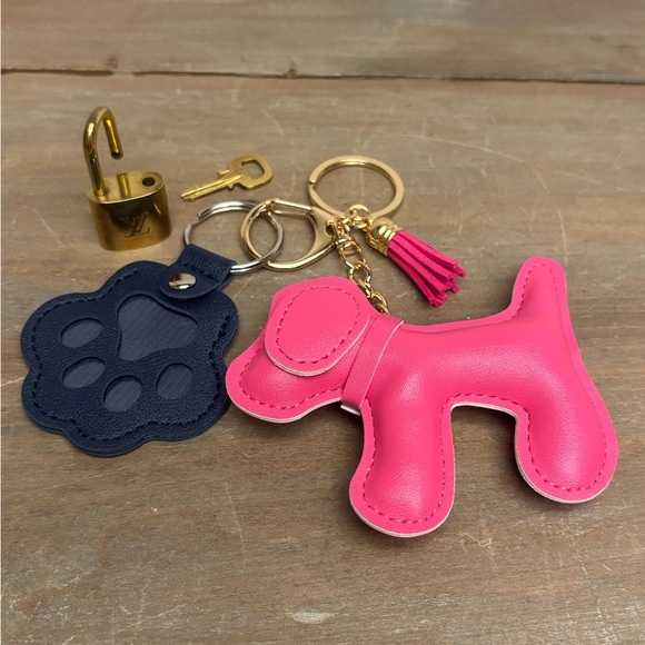 Authentic Louis Vuitton Lock &
Key Pink Dog
Tassle, Paw,Key Chain, Bag Charm - Picture 6 of 7